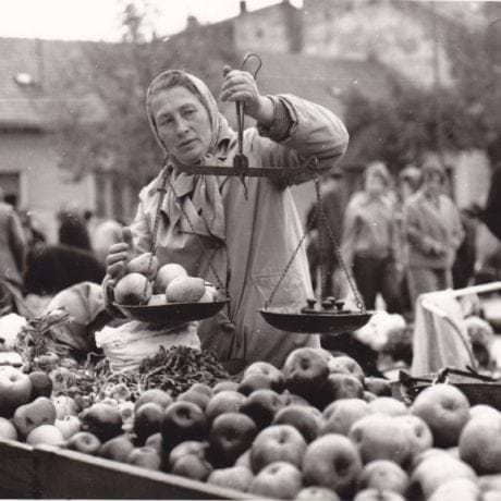 Na trhoch predávali producenti i priekupníčky. Týždenný trh v Leviciach. Nedatované. Fotoarchív Slovenského národného múzea v Martine. Foto: I. Krištek.