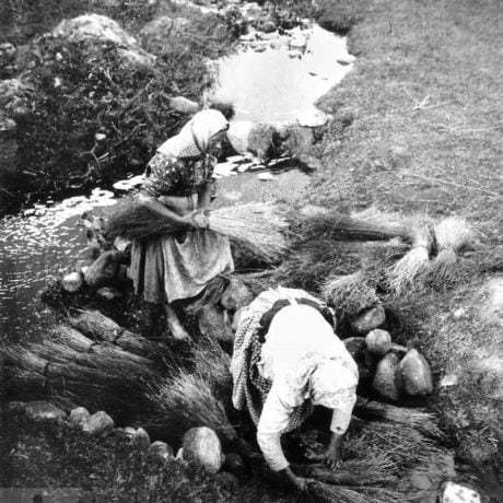 Ukladanie ľanu v snopoch do močidla. Štôla, okolo 1930. SNM – Etnografické múzeum v Martine. Foto K. Plicka.