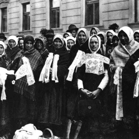 Predavačky výšiviek. Trnava, 1920. SNM – Etnografické múzeum v Martine. Foto F. Sixta.