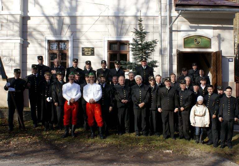 Baníci v uniformách nastúpení pred budovou Baníckeho bratstva