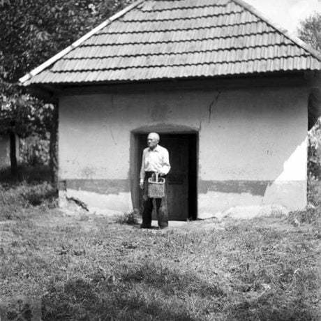 Vinohradnícka búda „loch“ na začiatku vinice, slúžiaca na uskladnenie vína i ovocia. Veľká Maňa (okr. Nové Zámky), 1963. Archív negatívov Ústavu etnológie SAV v Bratislave. Foto: V. Gašparíková