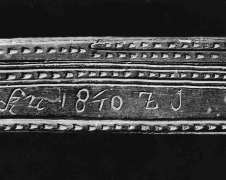 Drevený britevník hranolovitého tvaru s vyrytým nápisom "Roku 1840 ZJ".