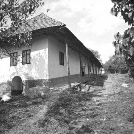 Priečelie vinohradníckej búdy s pivnicou na uskladnenie vína a ovocia. Čajkov (okr. Levice), 1972. Archív negatívov Ústavu etnológie SAV v Bratislave. Foto: S. KOvačevičová