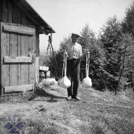Hrudiarky na odkvapkávanie syra. Kyjatice, okr. Rimavská Sobota. Archív negatívov Ústav etnológie SAV. Foto F. Hideg, 1960.