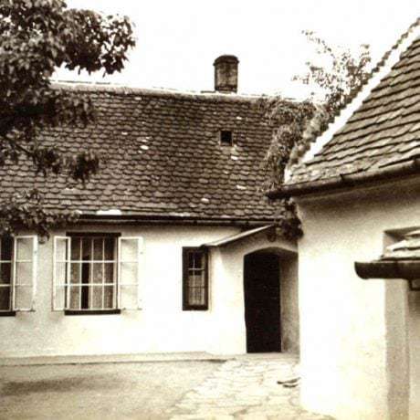 Dom rodiny Kostkovcov s džbankárskou dielňou. Stupava (okr. Malacky). Prevzaté z Greguš, M.: Ferdiš Kostka. Dedič stáročnej tradicie. Remeslo/Umenie/Dizajn 2009, č. 1 s. 40