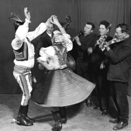 Do šafľika. Folklórna skupina z Raslavíc. Vedecký archív ÚEt SAV, foto T. Szabó 1972.