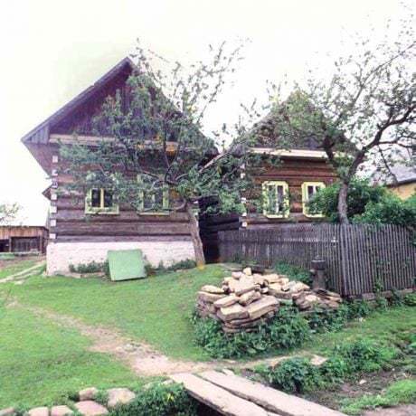 Jednoduchá drevená lávka cez potok. Suchá Hora (okr. Tvrdošín), 1974, Archív negatívov Ústavu etnológie SAV v Bratislave. Foto: S. Kovačevičová