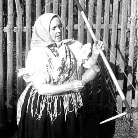 Motanie nite z cievky kolovratu na palicové motovidlo. Sliače (okr. Ružomberok), 1976. Archív negatívov Ústavu etnológie SAV v Bratislave. Foto Ľ. Mrázová.