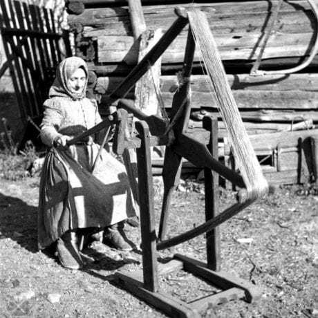 Zmotávanie nite do pradena na zvislom motovidle. Batizovce (okr. Poprad), 1959. Archív negatívov Ústavu etnológie SAV v Bratislave. Foto J. Paličková.