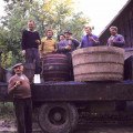 Meranie sladkosti čerstvého muštu na voze počas oberačky. Sebechleby (okr.Krupina), 1977, Archív negatívov Ústavu etnológie SAV v Bratislave. Foto: A. Pranda