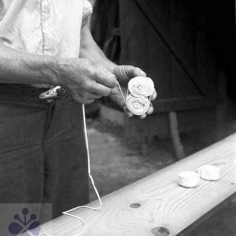 Výroba a hotové parenice. Priechod (okr. Zvolen), 1962. Archív negatívov Ústavu etnológie SAV v Bratislave. Foto: J. Podolák.
