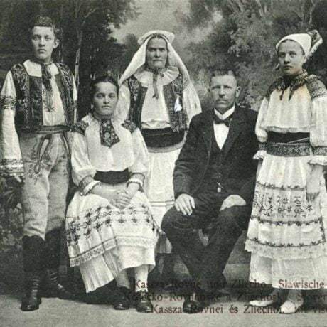 Pohľadnica s fotografiou kroja, ktorý sa nosil v obciach Košecké Rovné a Zliechov. Vyrobená okolo 1905 z iniciatívy podomového obchodníka s galantériou z Košeckého Rovného (oblečený v civile, sediaci prvý sprava), ktorý je na nej zobrazený spolu s manželkou a rodinou. Súkromná zbierka.