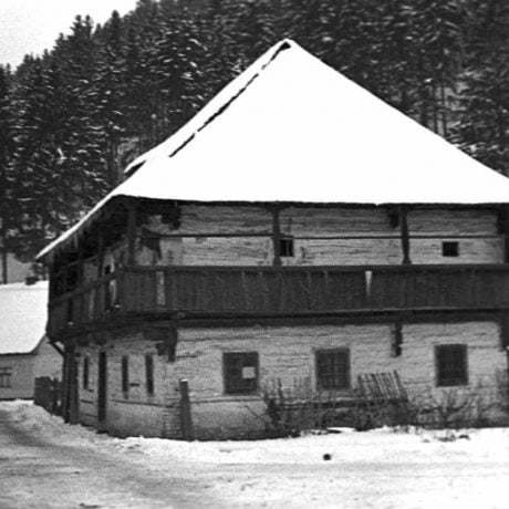 Poschodový dom, Horná Štubňa, okr. Turčianske Teplice, 1962. Foto: Ján Kantár. Archív negatívov Ústavu etnológie SAV v Bratislave