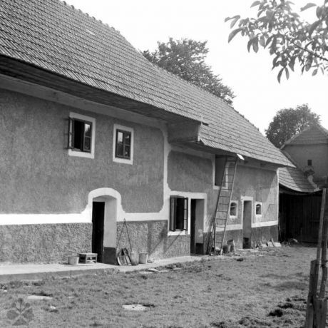 Poschodový dom, Dom s výškou, Vrbovce, okr. Myjava, 1966. Foto: Ester Plicková. Archív negatívov Ústavu etnológie SAV v Bratislave Obrázok: