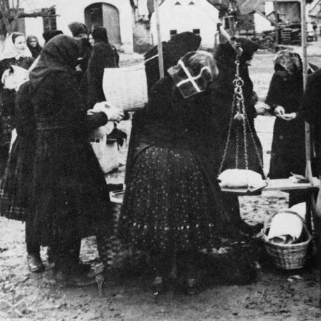 Predaj syrov na trhu. Pliešovce, okr. Zvolen. Foto J. Dérer. Prevzaté z Podolák, J.: Tradičné ovčiarstvo na Slovensku. Bratislava 1982.