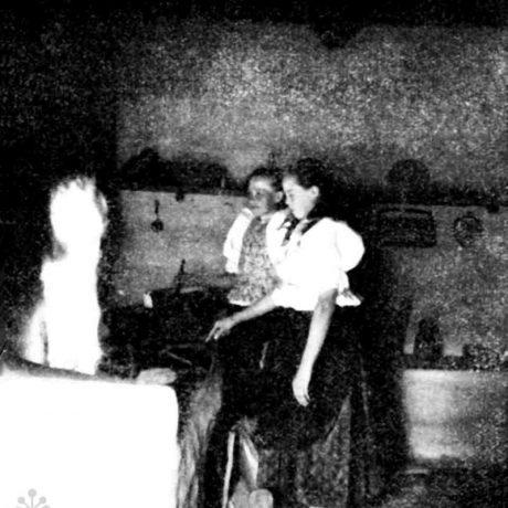 Varenie na otvorenom ohnisku. Nelokalizované, 1. polovica 20. storočia. Prevzaté z: Slovenská vlastiveda. Duchovná kultúra slovenského ľudu, Bratislava 1943, tab. č. XV. Foto: neautorizované.