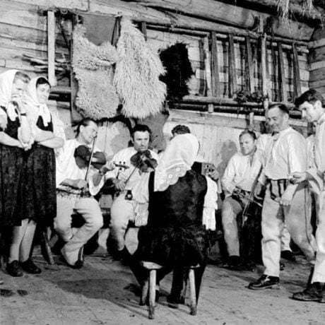 Tanečná hra stolková. Folklórna skupina z Riečnice (okr. Čadca). Vedecký archív ÚEt SAV, foto T. Szabó 1975.