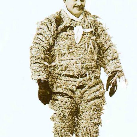 Maska Slameník. Sliače (okr. Ružomberok), okolo roku 1970. Prevzaté z: Slovensko. Európske kontexty ľudovej kultúry. Bratislava 2000, 242