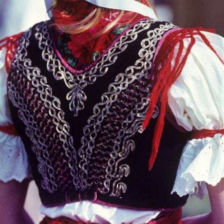 Šnurovanie na ženskom živôtiku. Prestavlky (okr. Žiar nad Hronom), 1988. Foto: H. Bakaljarová