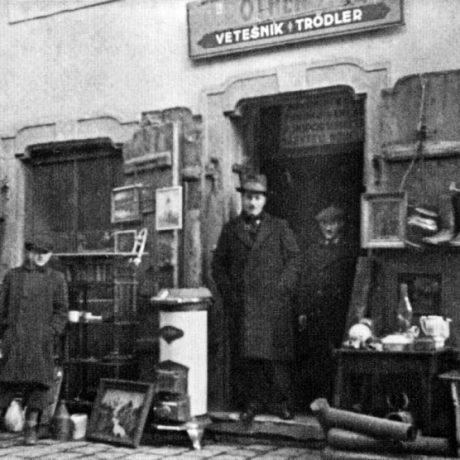 Vetešnícke obchody v Bratislave sa nachádzali v časti mesta Židovňa. Bratislava, 30. roky 20. storočia. Poskytol P. Salner.