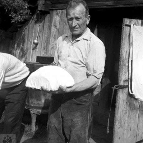 Hrudy ovčieho syra. Dolná Mičiná (okr. Banská Bystrica), 1961. Archív negatívov Ústavu etnológie SAV v Bratislave. Foto: J. Podolák.