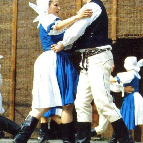 Tanec uklakovaný. Folklórny súbor z Myjavy. Vedecký archív ÚEt SAV, reprodukcia.