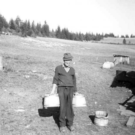 Valach s geletami na salaši. Malatiná, okr. Dolný Kubín. Archív negatívov Ústav etnológie SAV. Foto N. Siegelová, 1973.