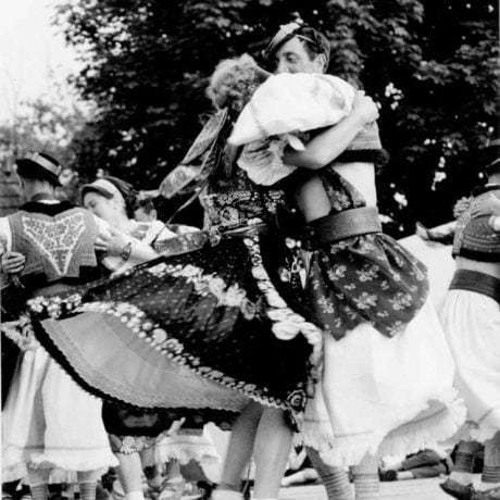 Váľaný. Folklórna skupina z Hrochote. Vedecký archív ÚEt SAV, foto T. Szabó 1966.