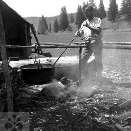 Varenie žinčice. Švermovo, okr. Brezno. Archív negatívov Ústav etnológie SAV. Foto F. Hideg, 1960.