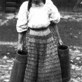 Nosenie vody v drevených nádobách. Šumiac (okr. Banská Bystrica), 1954. Prevzaté z: Stoličná, R. a ďalší autori: Slovensko – Európske kontexty ľudovej kultúry, Bratislava, 1997, s. 109, obr. 77. Foto: S.Kovačevičová