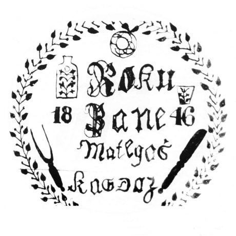 Detail nápisu s vročením 1846 a menom výrobcu z rytej výzdoby stola. Slovensko. SNM Etnografické múzeum v Martine. Kresba: autor neznámy