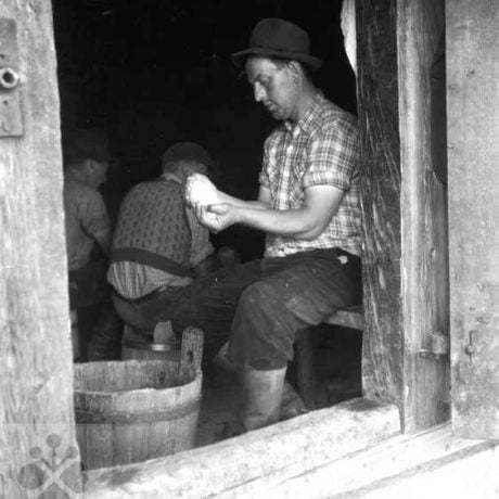 Výroba oštiepku. Mýto pod Ďumbierom, okr. Brezno. Archív negatívov Ústav etnológie SAV. Foto F. Hideg, 1960.