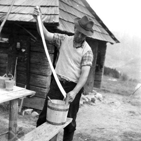 Výroba pareníc. Mýto pod Ďumbierom, okr. Brezno. Archív negatívov Ústav etnológie SAV. Foto F. Hideg, 1960.