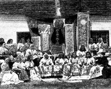 Vyšívačky vo výšivkárskej škole, založenej v roku 1892 v Cíferi. V škole vznikali výšivky pre spolok Izabella. Prevzaté z Mária Hollósy. Znovuobjavené výšivky. 1858 – 1945. [Katalóg výstavy]. Bratislava, 2000, 4.