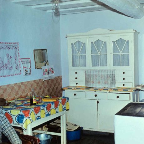 Textilná nástenka v interiéri kuchyne. Lenártov (okr. Bardejov). Foto: Mária Ušaková, 1974