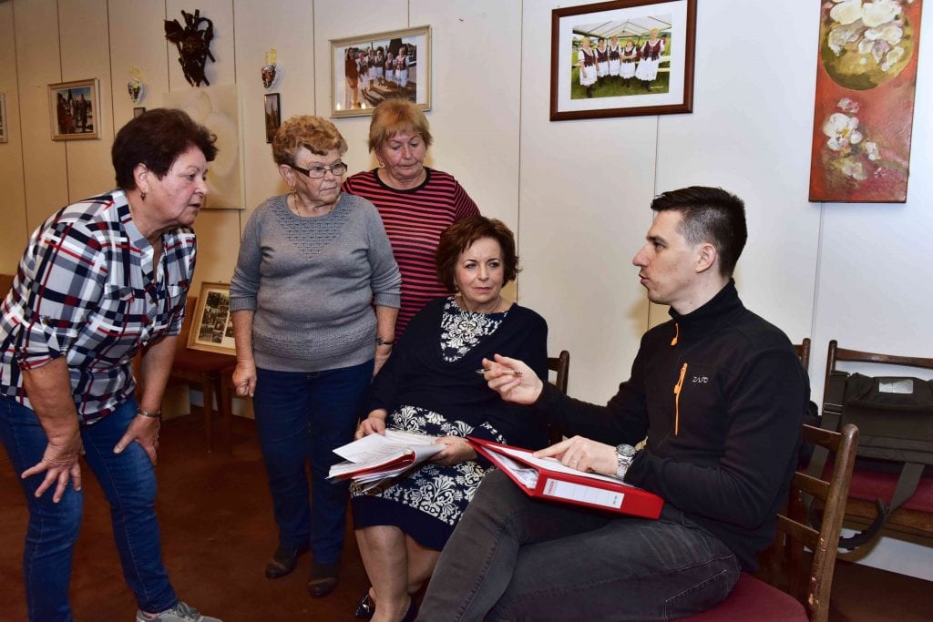 Štyri informátorky sa rozprávajú s výskumníkom.
