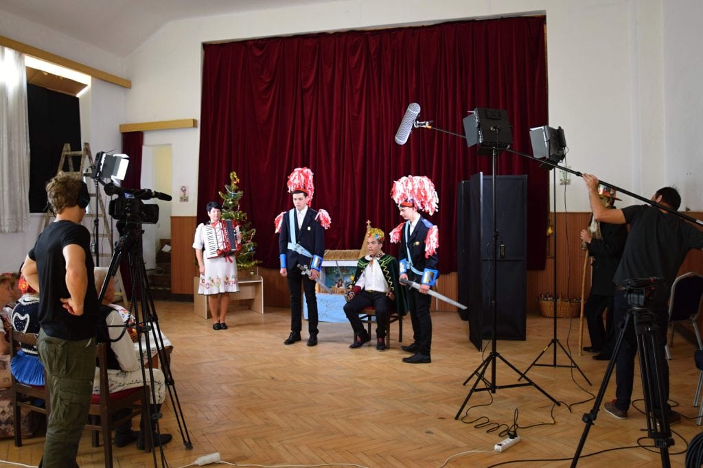 Štáb výskumníkov s kameramanom snímajú ukážku betlehemskej hry.