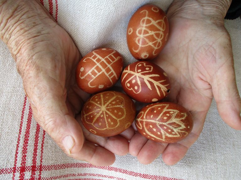 Kraslice z Polichna v rukách Zuzany Mázorovej, nar. v r. 1923/2020/Emília Mázorová/Archív autorky
