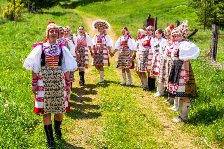 Krojované ženy na zelenej lúke.